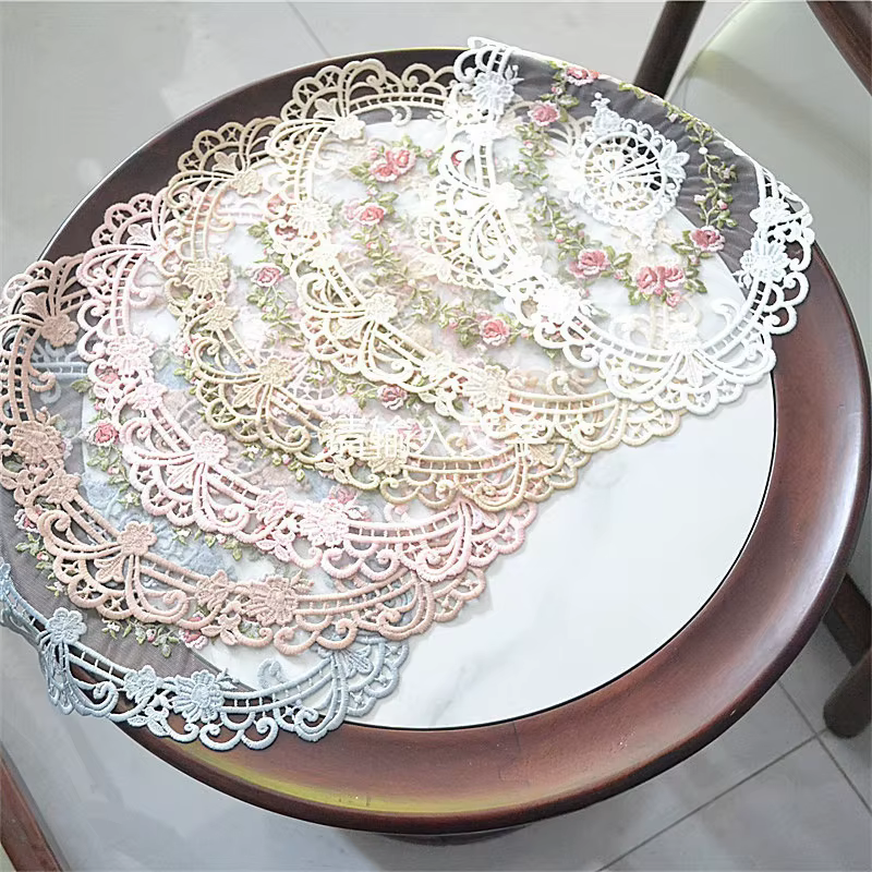 Nappe brodée rétro en dentelle