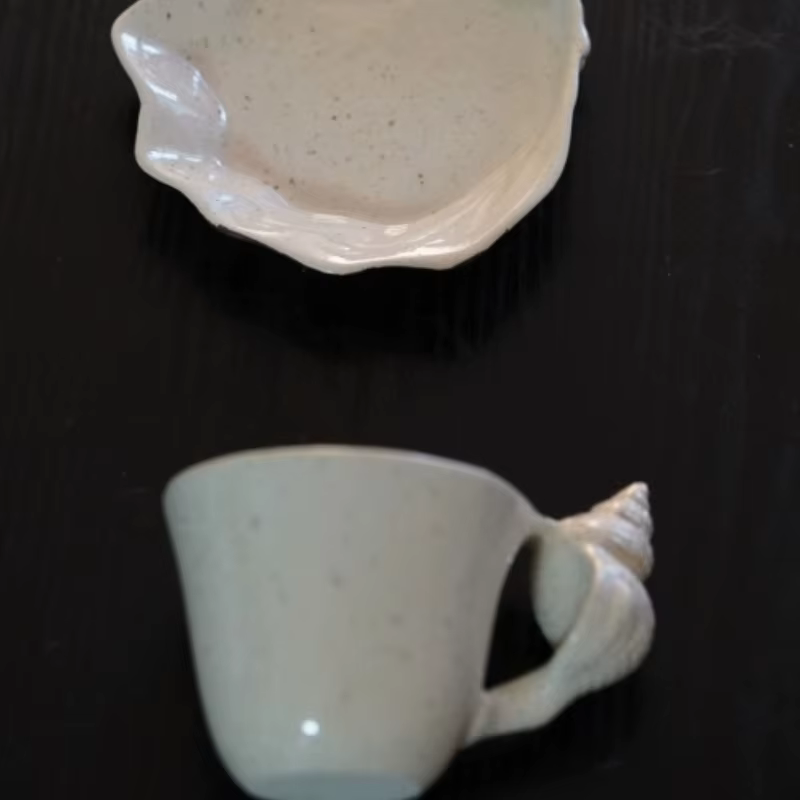 Ensemble tasse à café et soucoupe en coquillage