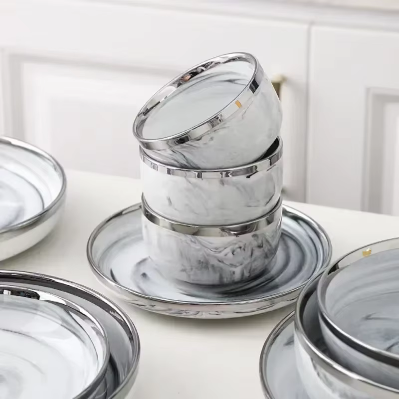 Assiettes en céramique de marbre avec bord argenté