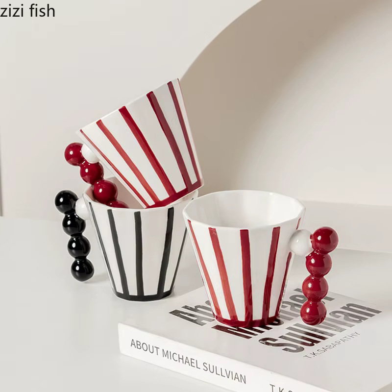 Tasse en céramique rayée rétro