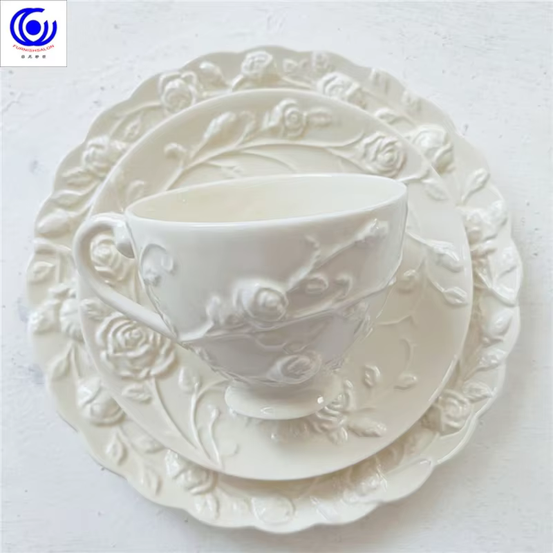 Ensemble de tasses à café et d'assiettes