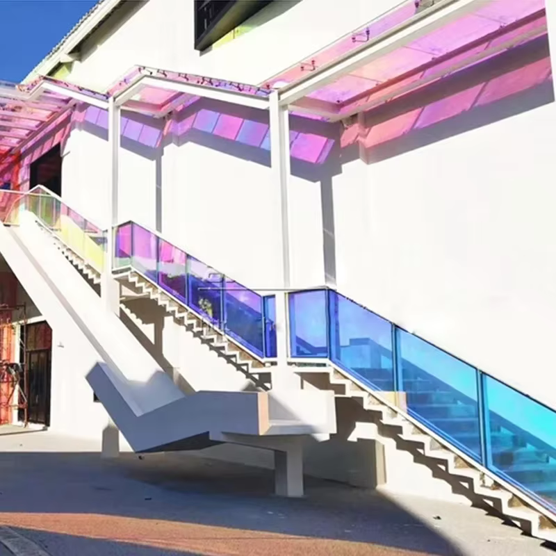 Teinte de fenêtre en verre de bâtiment dichroïque caméléon, Film décoratif coloré découpé UV pour centre commercial et bureau, vitrail auto-adhésif