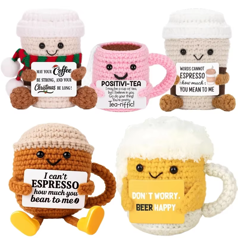 Figurines de tasses à café au crochet créatives et amusantes avec carte