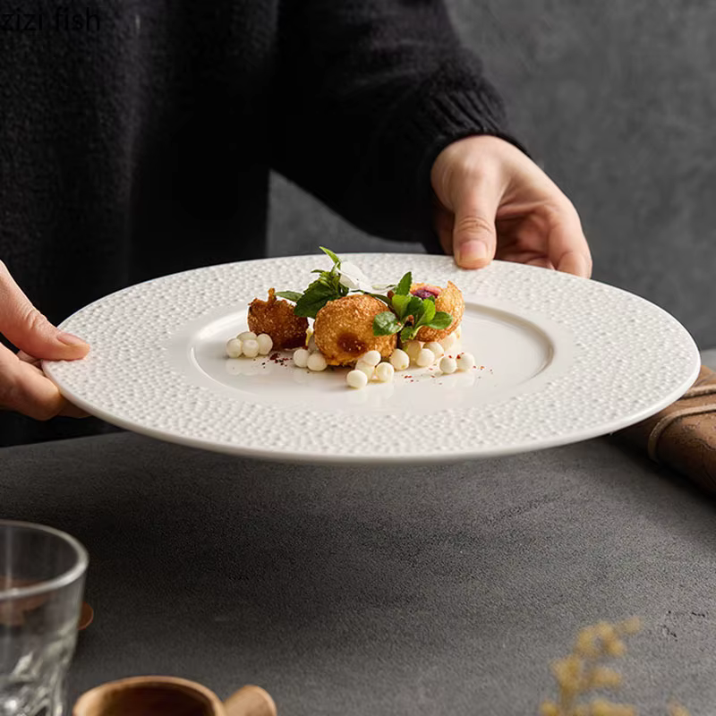 Assiette en céramique blanche à pois