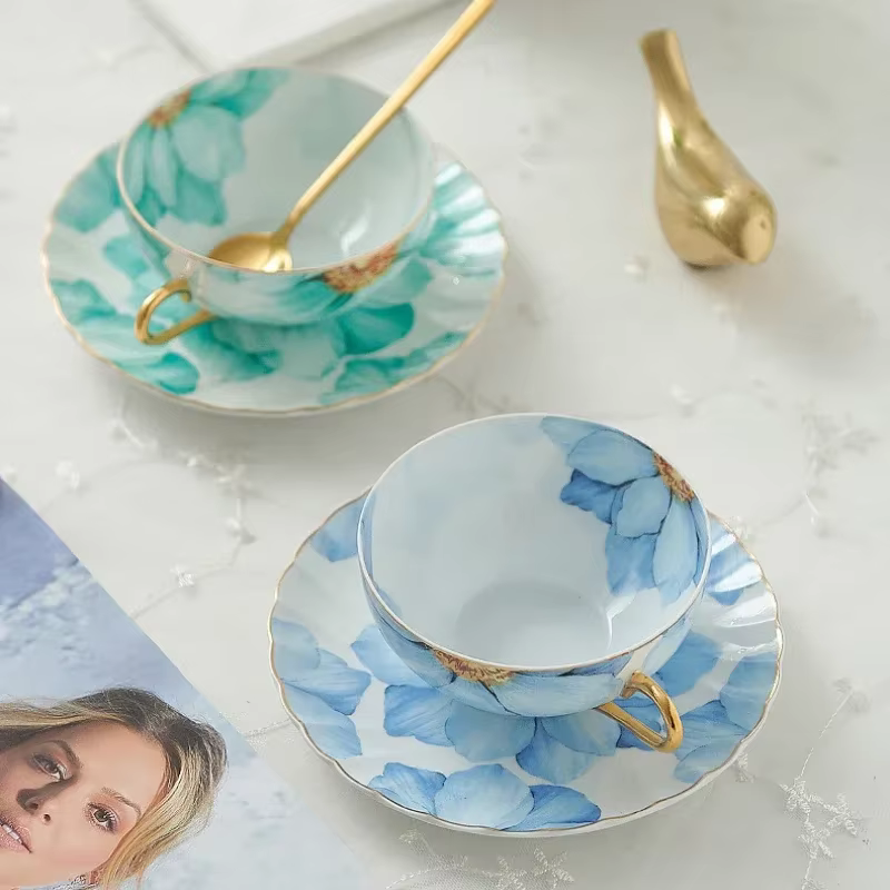 Tasse à café et théière en porcelaine européenne