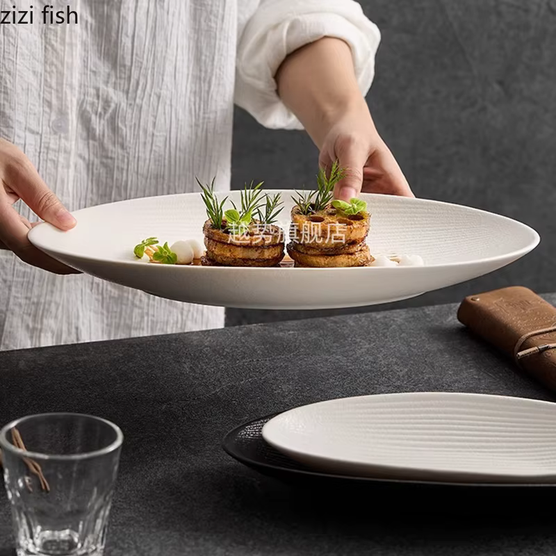 Assiette ovale en céramique à rayures mates