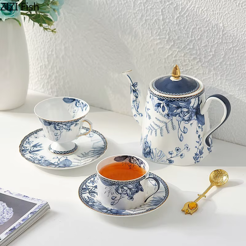 Tasse à café et théière en céramique
