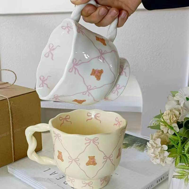 Tasse à café en céramique avec nœud rose