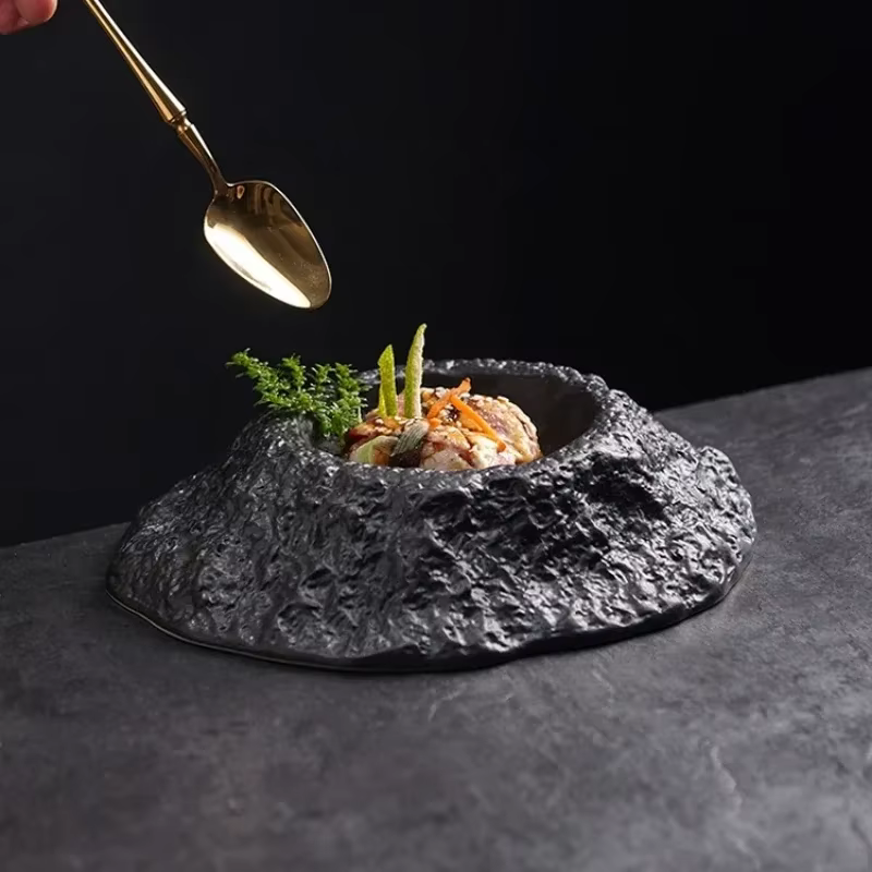 Assiette profonde noire en forme de volcan