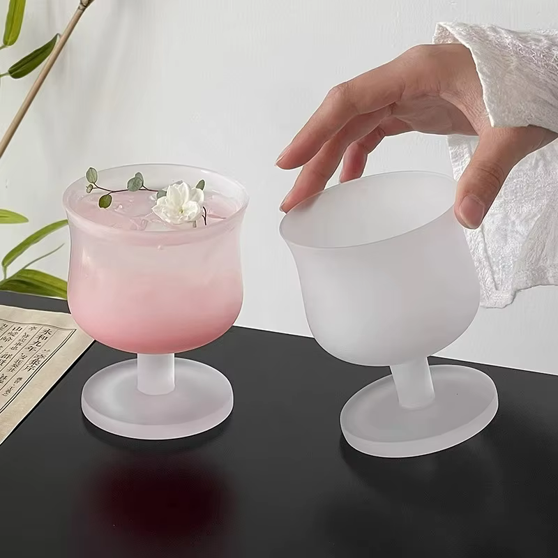 Coupe en verre à pied court conviviale ré à la taille