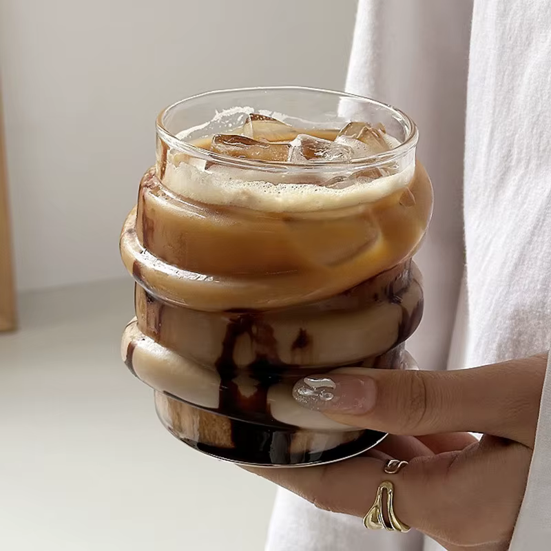 Tasse en verre circulaire irrégulière