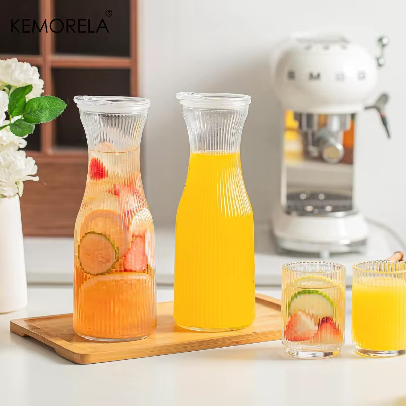Carafe en verre côtelé de 1L avec couvercle