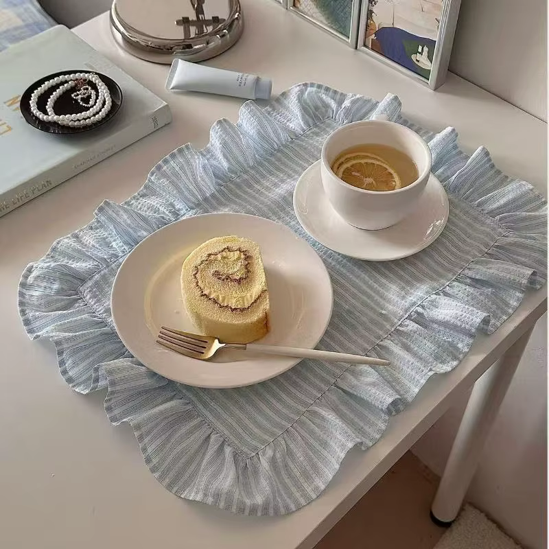 Set de table rose et bleu à rayures avec volants
