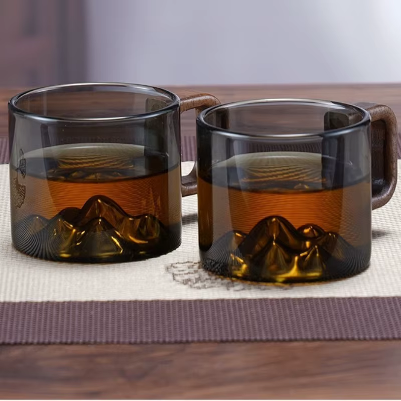 Petites tasses en verre gris fumé