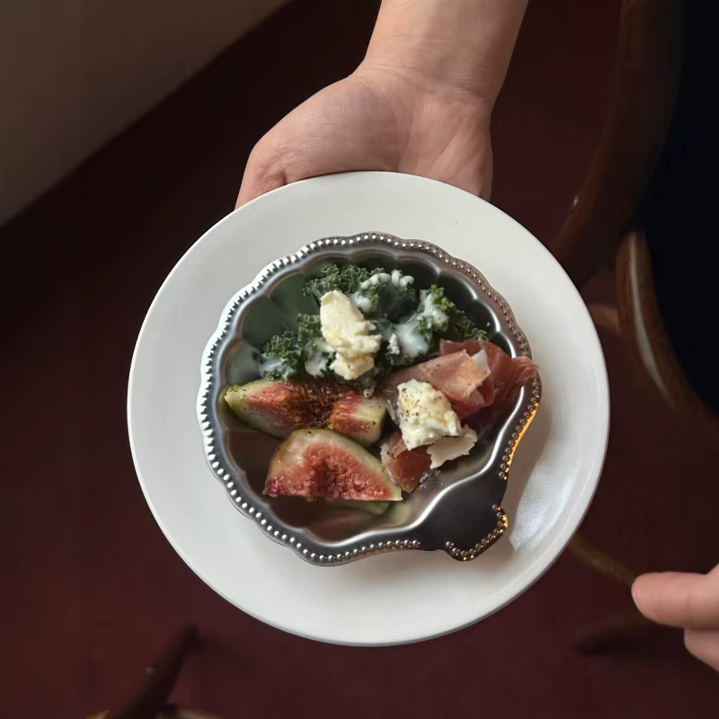 Assiette à apéritif créative en forme de coquille rétro française