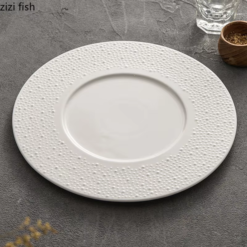 Assiette en céramique blanche à pois